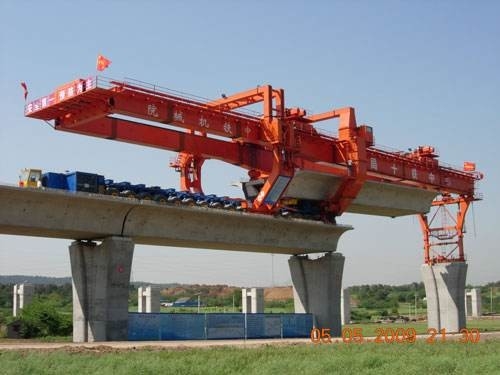 200대 톤 고속도로 교량 설치 기계는 갠트리 크레인에 착수하는 240 톤을 특화했습니다